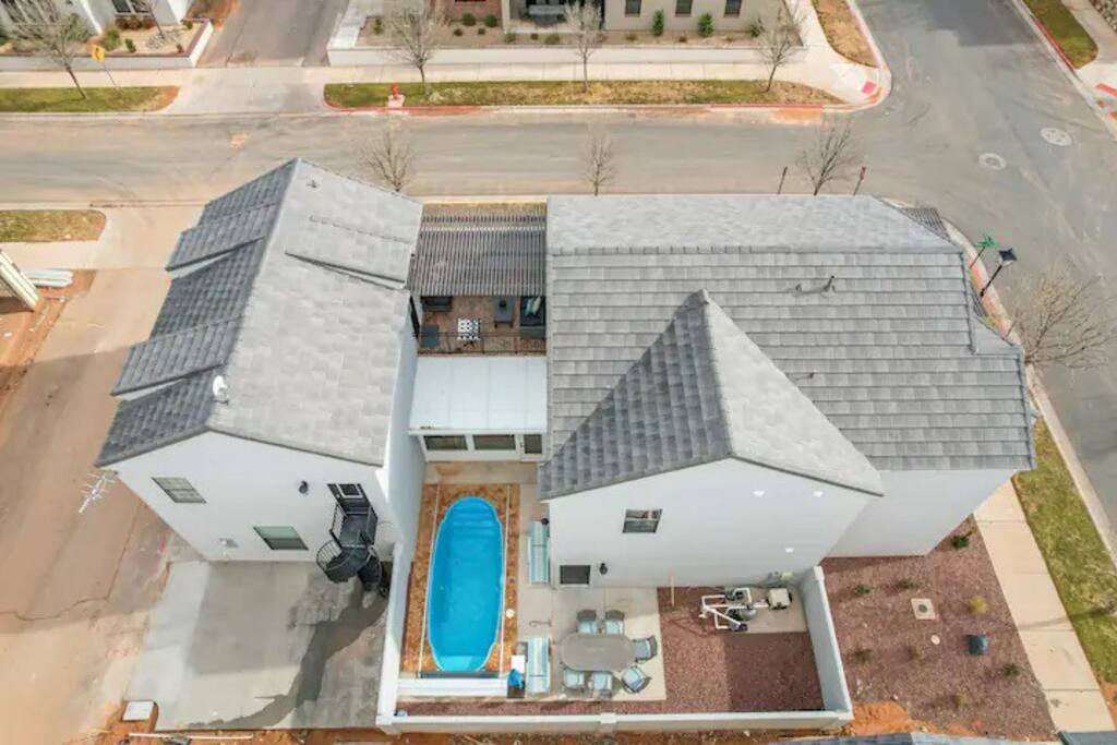 private-pool-or-water-park-lake-side-or-18+-guests/