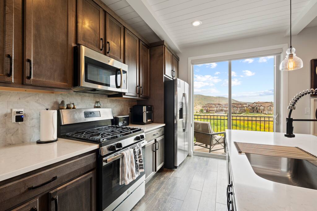 luxury-park-city-home-or-8-guests-or-garage-parking!/