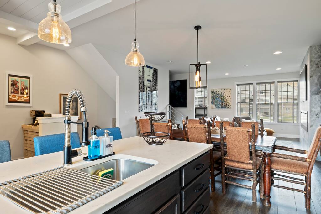 luxury-park-city-home-or-8-guests-or-garage-parking!/