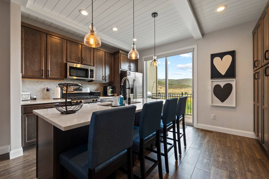 luxury-park-city-home-or-8-guests-or-garage-parking!/