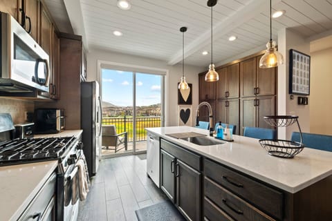 Luxury Park City home | 8 guests | Garage parking!