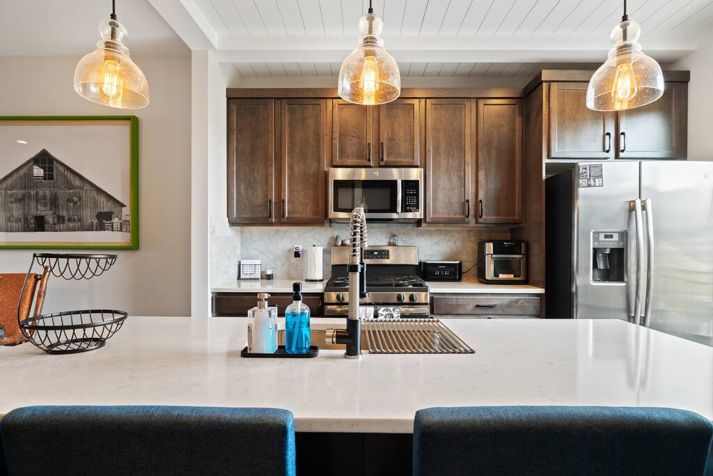 luxury-park-city-home-or-8-guests-or-garage-parking!/