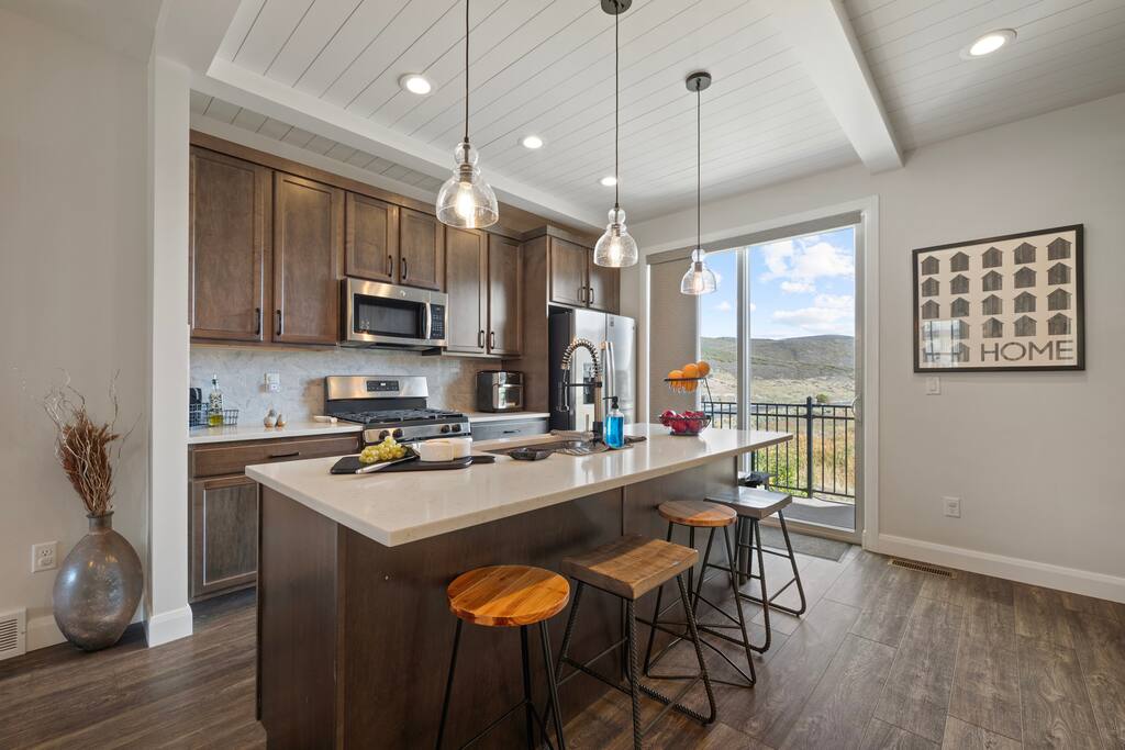 Luxury Park City home | 9 guests | Garage parking!