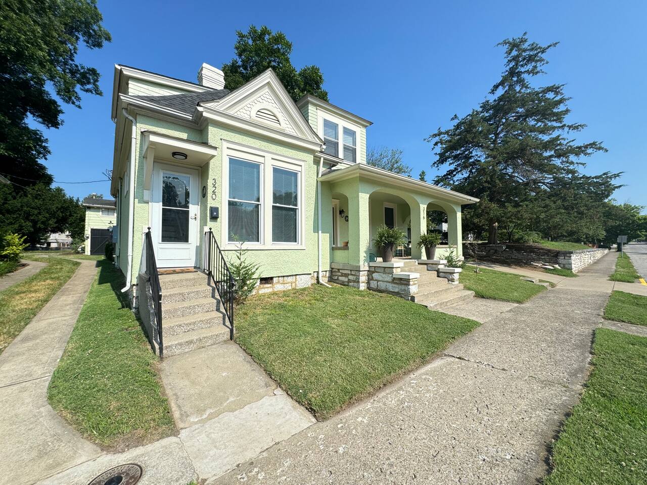 At the rear is the Carriage House. The door on the left leads to the Loft, while the door on the right provides access to the Garden on the lower level. Escape to the Bourbon Trail and stay in the perfect spot for your next group trip.