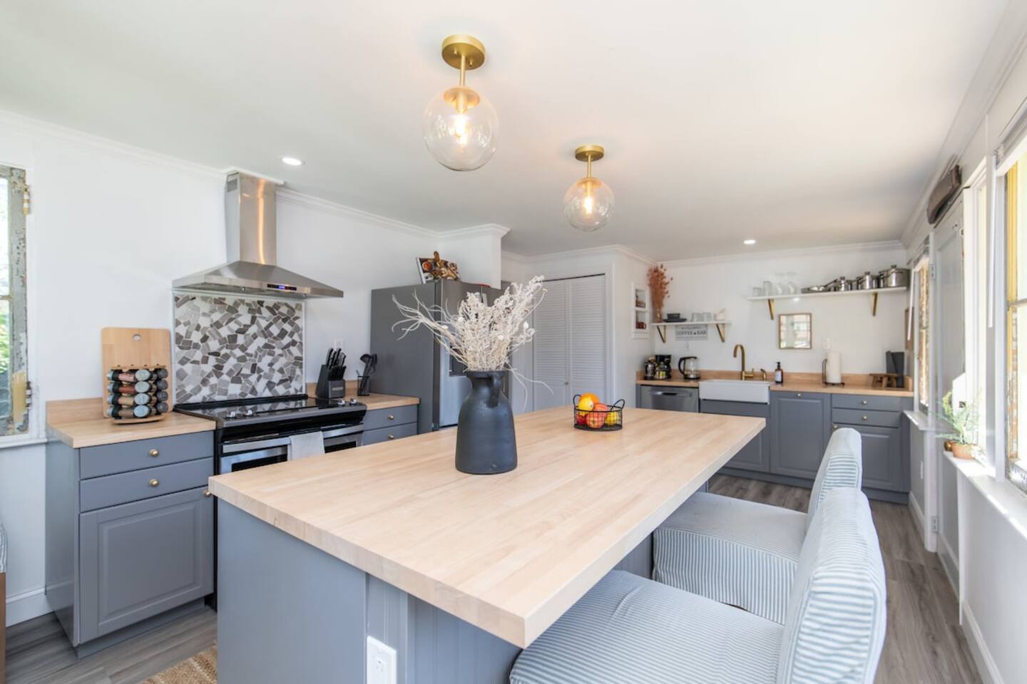 Step into a vibrant and stylish kitchen that exudes coolness, featuring a contemporary design that is sure to impress.