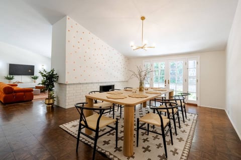 6 Minutes to Universal with Game Room, Heated Pool & Spa