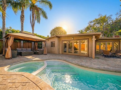 Brentwood 5BR Heated Pool, Jacuzzi, Game Room