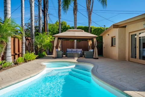 Brentwood 5BR Heated Pool, Jacuzzi, Game Room