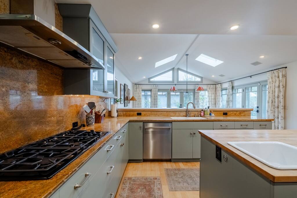 venicegameroomtheaterpoolspa/