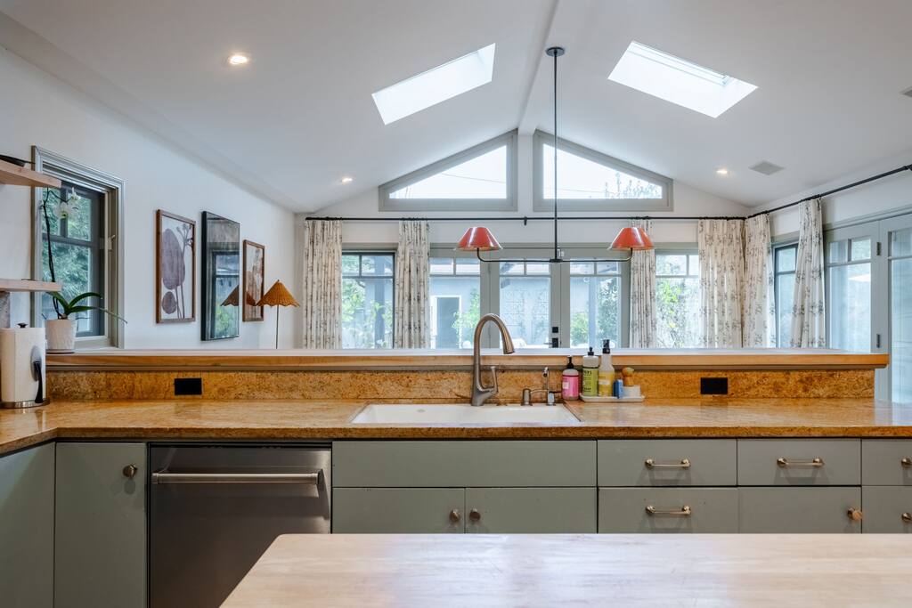 venicegameroomtheaterpoolspa/