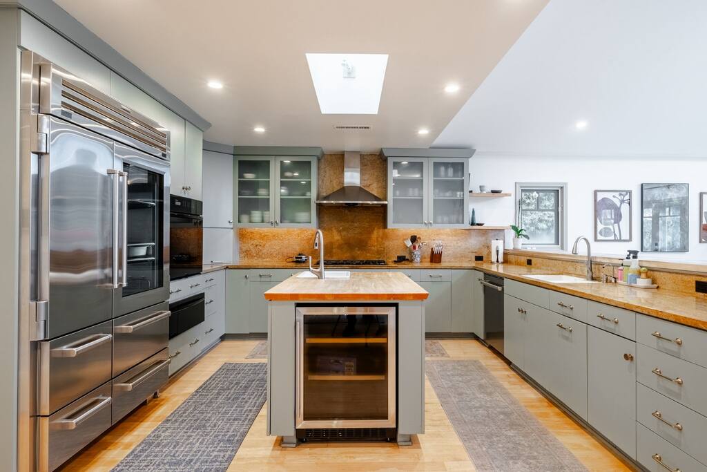 venicegameroomtheaterpoolspa/