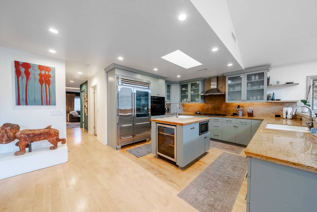 venicegameroomtheaterpoolspa/