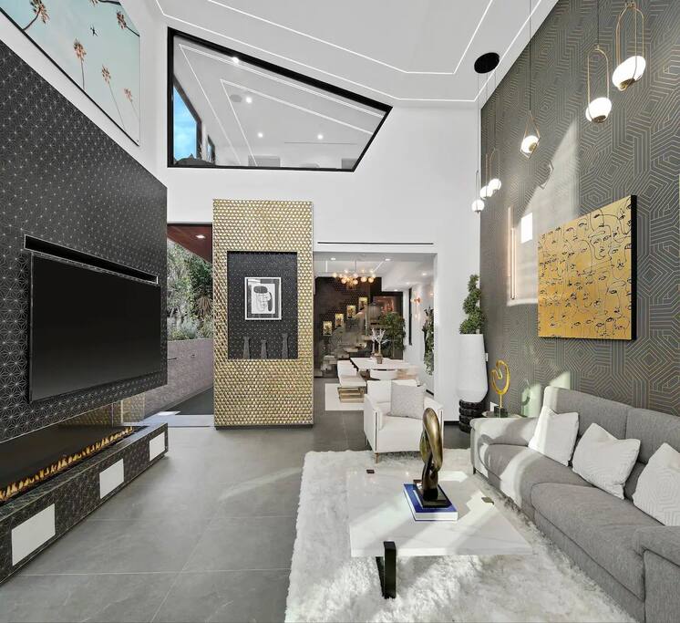 luxury-venice-stay-designer-style-+-pool-and-rooftop/