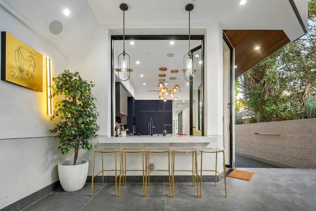 luxury-venice-stay-designer-style-+-pool-and-rooftop/