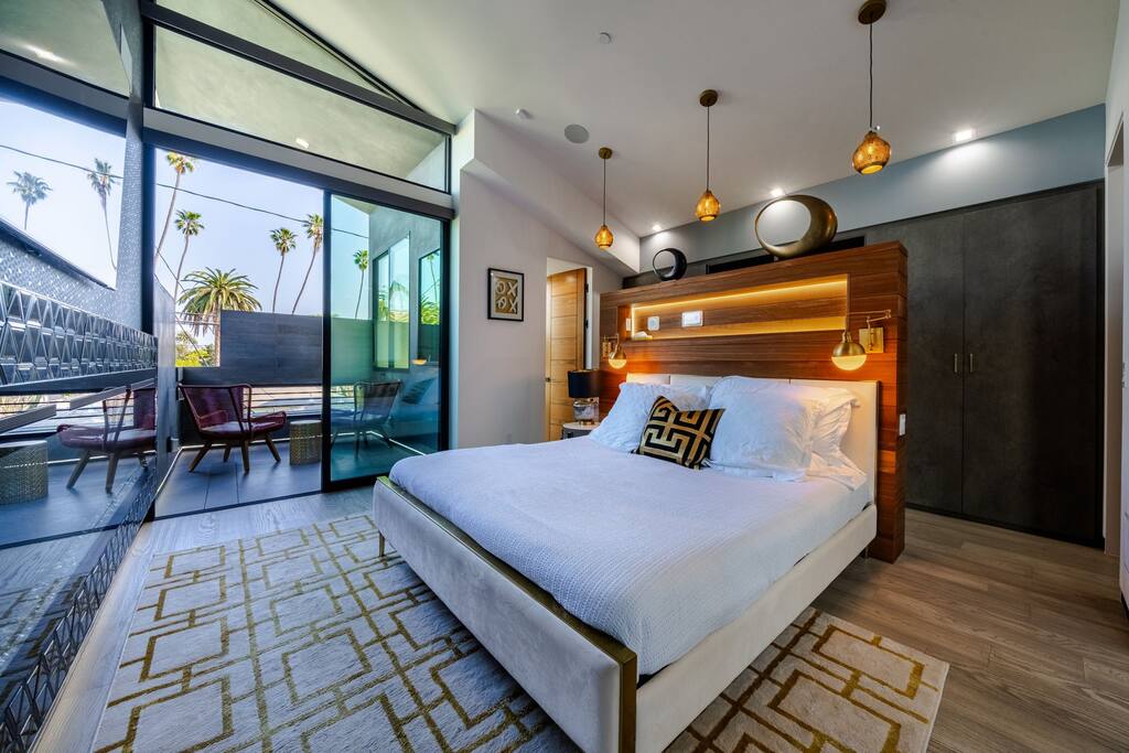 luxury-venice-stay-designer-style-+-pool-and-rooftop/