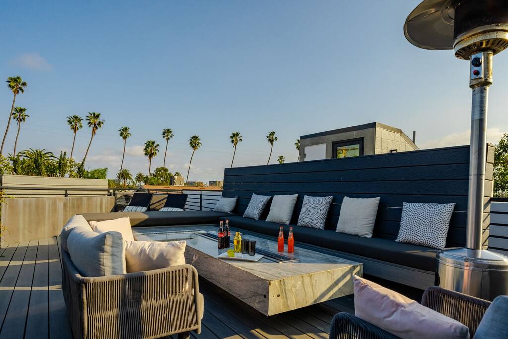 luxury-venice-stay-designer-style-+-pool-and-rooftop/