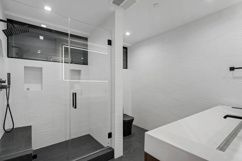 luxury-venice-stay-designer-style-+-pool-and-rooftop/