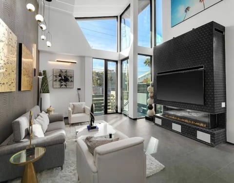 Venice House w Pool Spa Home Theater Rooftop