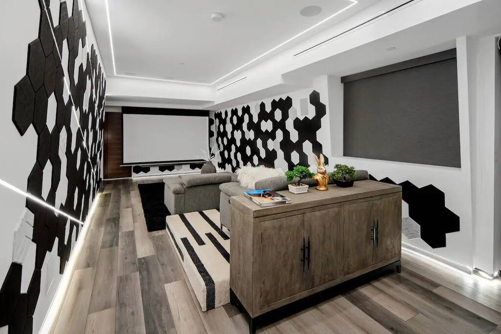 luxury-venice-stay-designer-style-+-pool-and-rooftop/