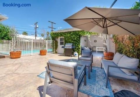 Walk to Ventura Boulevard Pool & HotTub with PingPong & BBQ