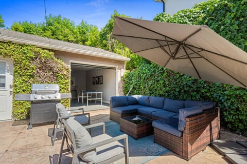 Walk to Ventura Boulevard Pool & HotTub with PingPong & BBQ