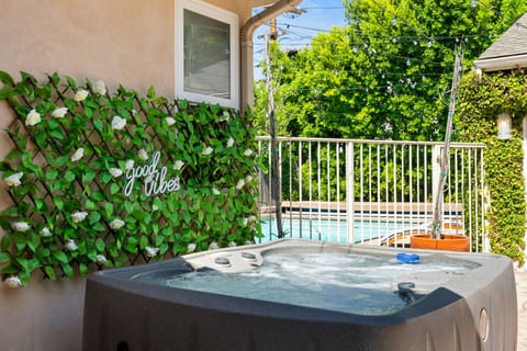 Walk to Ventura Boulevard Pool & HotTub with PingPong & BBQ
