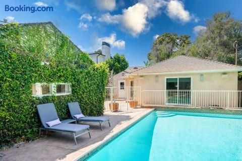 Walk to Ventura Boulevard Pool & HotTub with PingPong & BBQ