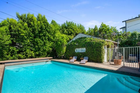 Walk to Ventura Boulevard Pool & HotTub with PingPong & BBQ
