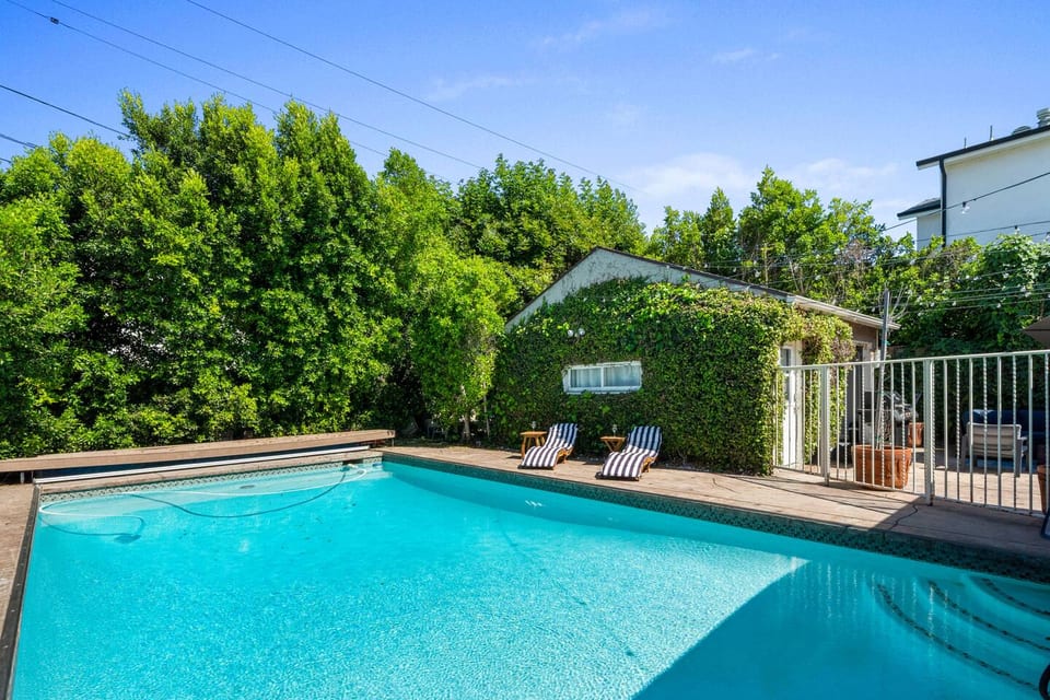 Walk to Ventura Boulevard Pool & HotTub with PingPong & BBQ - Los Angeles