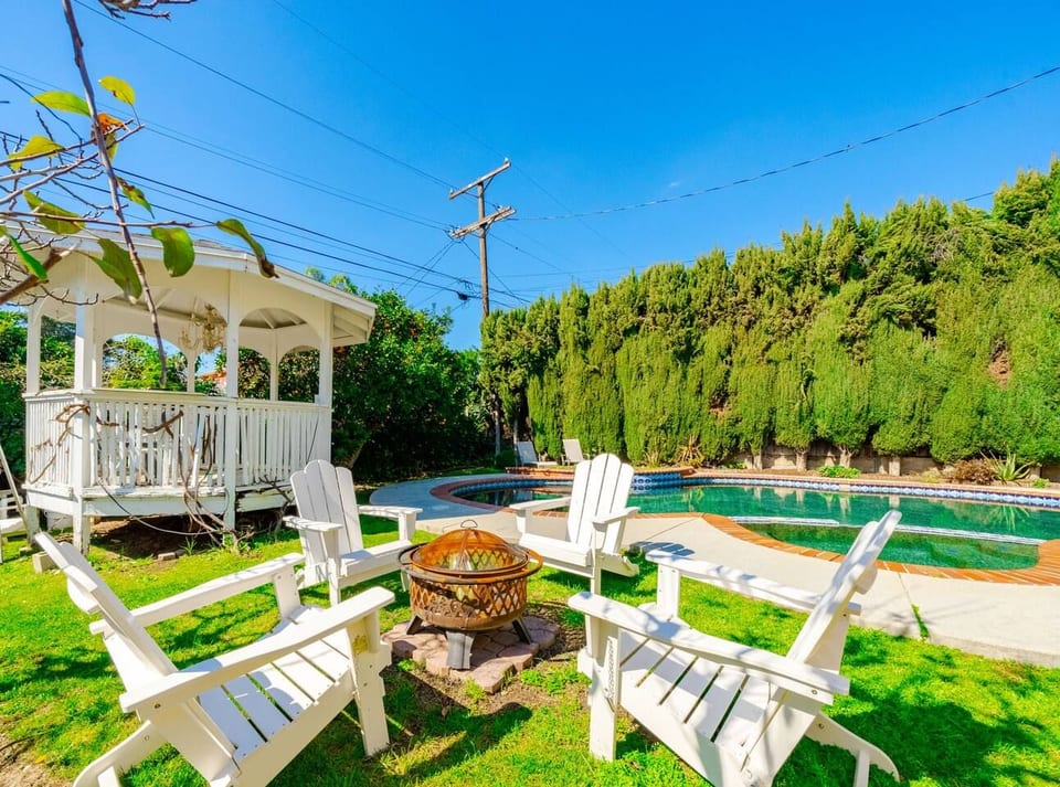 Retiro Familiar en LA con Piscina, Spa y Juegos • Capacidad para 12 - Glendale