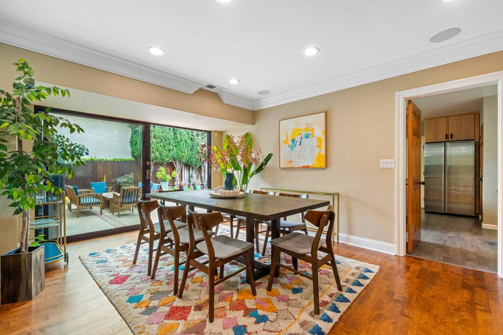 beverly-hills-6br-haven-w-poolandhot-tub/