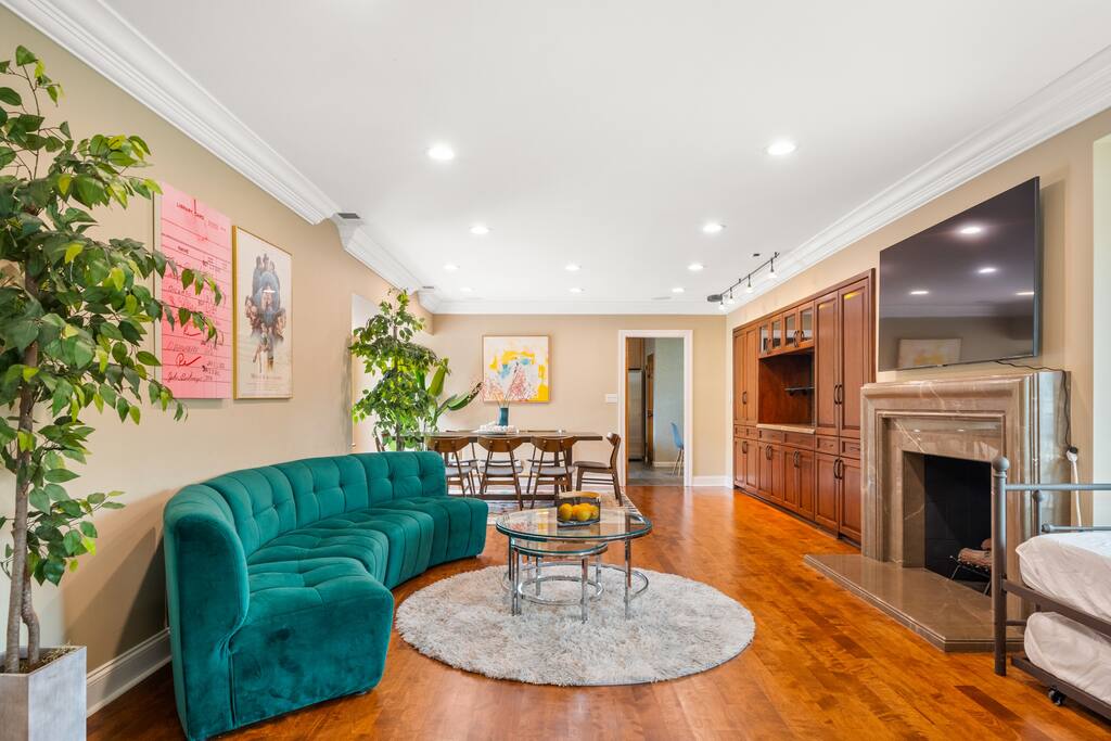 beverly-hills-6br-haven-w-poolandhot-tub/