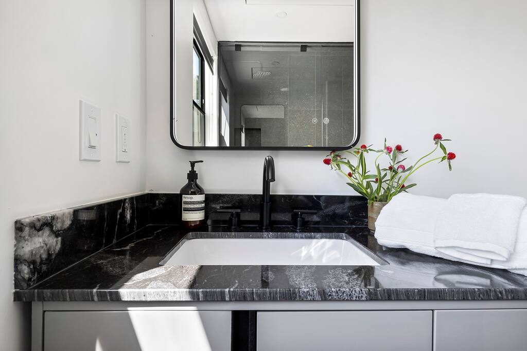 Stylish & Cozy One Bedroom Relaxing Getaway
