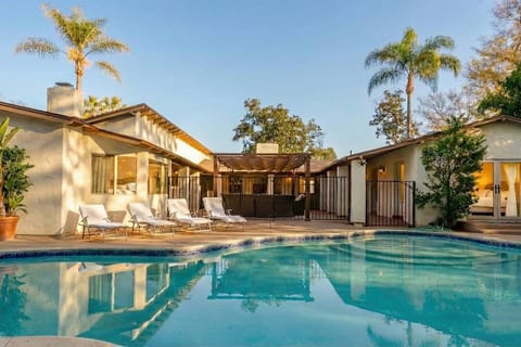5 mins from Universal with Heated Pool, Spa, Golf & Pong