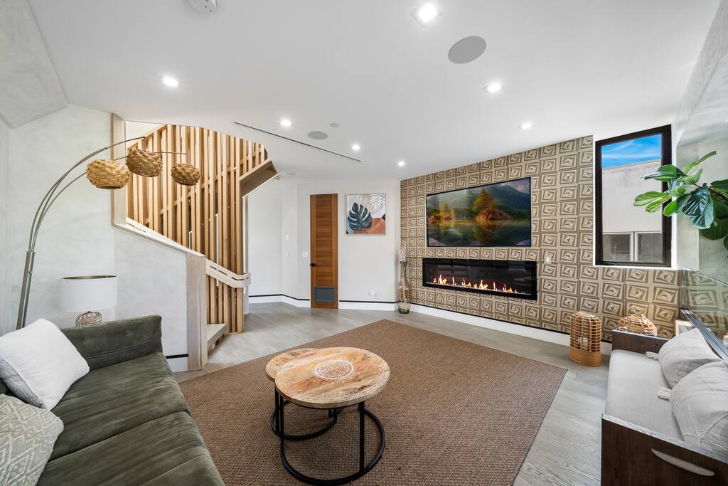 venicepoolhot-tubbbqhome-theater/