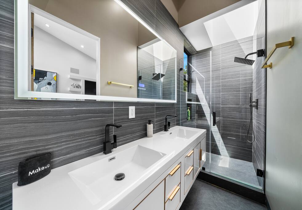 venicepoolhot-tubbbqhome-theater/