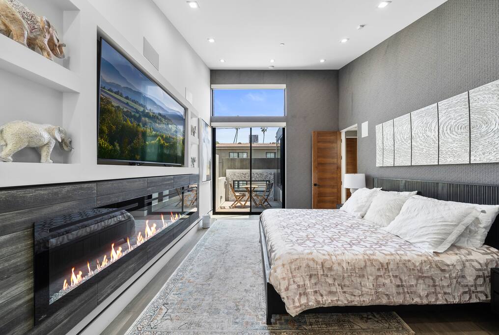 venicepoolhot-tubbbqhome-theater/