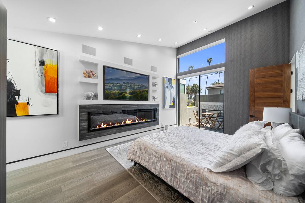 venicepoolhot-tubbbqhome-theater/