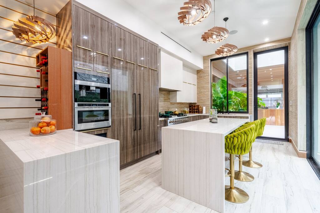 venicepoolhot-tubbbqhome-theater/