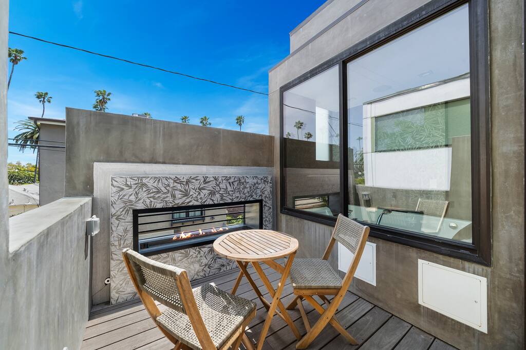 venicepoolhot-tubbbqhome-theater/