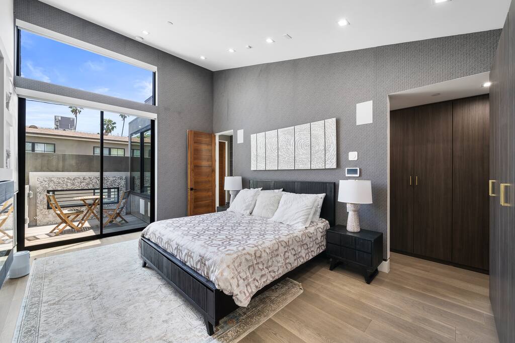 venicepoolhot-tubbbqhome-theater/