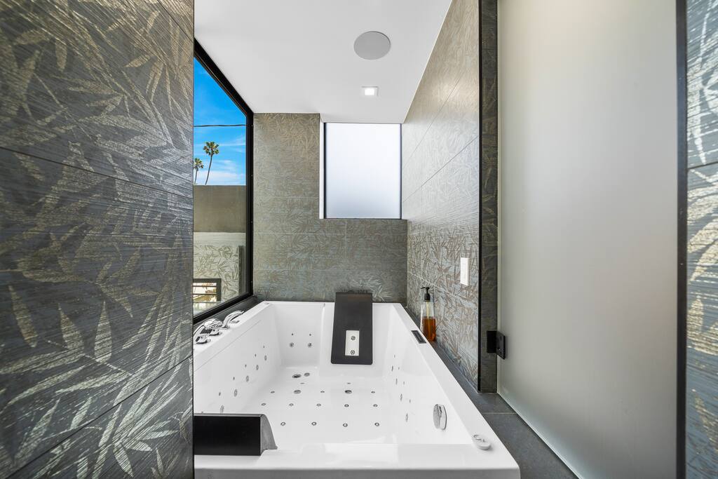 venicepoolhot-tubbbqhome-theater/