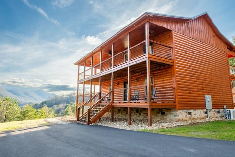 Drive up to amazing views and once settled in, sit on our wrap around upper or lower deck and enjoy
