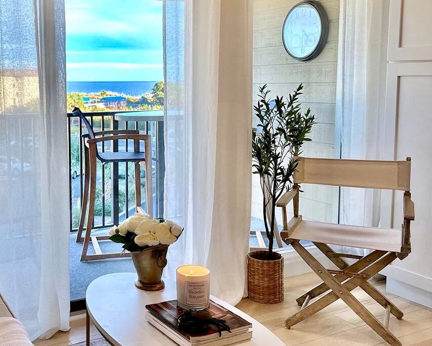 Where luxury meets the horizon.

Welcome to our top-floor sanctuary, where sweeping ocean views steal the show and every detail whispers elegance. Newly remodeled with a refined touch, featuring a plush KING Bed and timeless design.

Unwind & Relax

