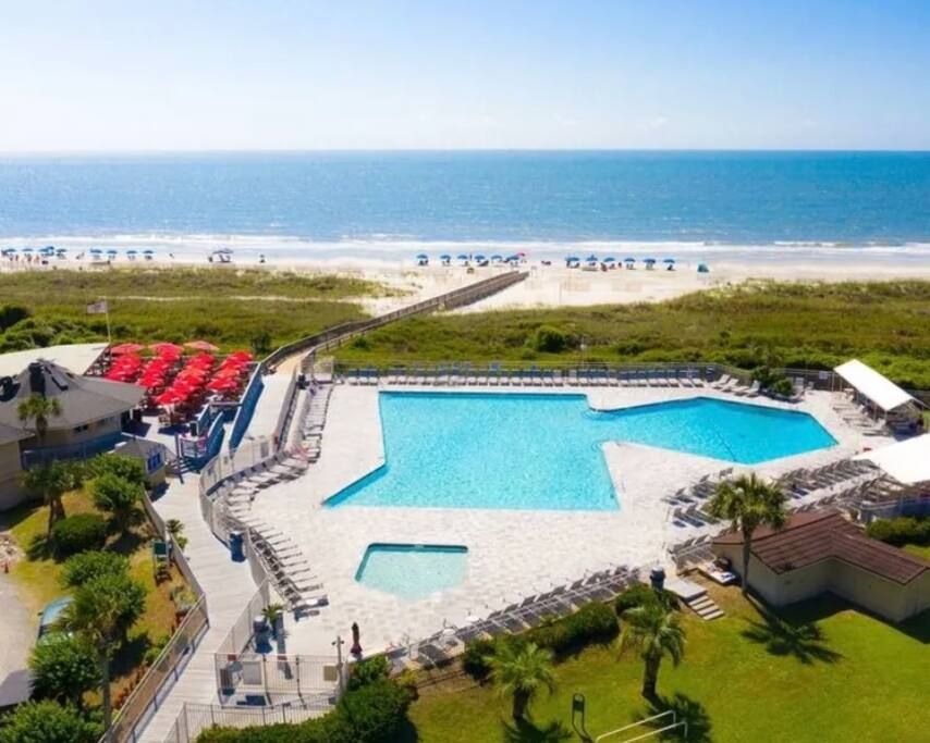 Oceanview w/3-Min Walk Beach| King Bed + Pool Bar