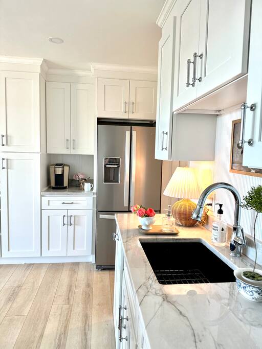 Oceanview w/3-Min Walk Beach| King Bed + Pool Bar
