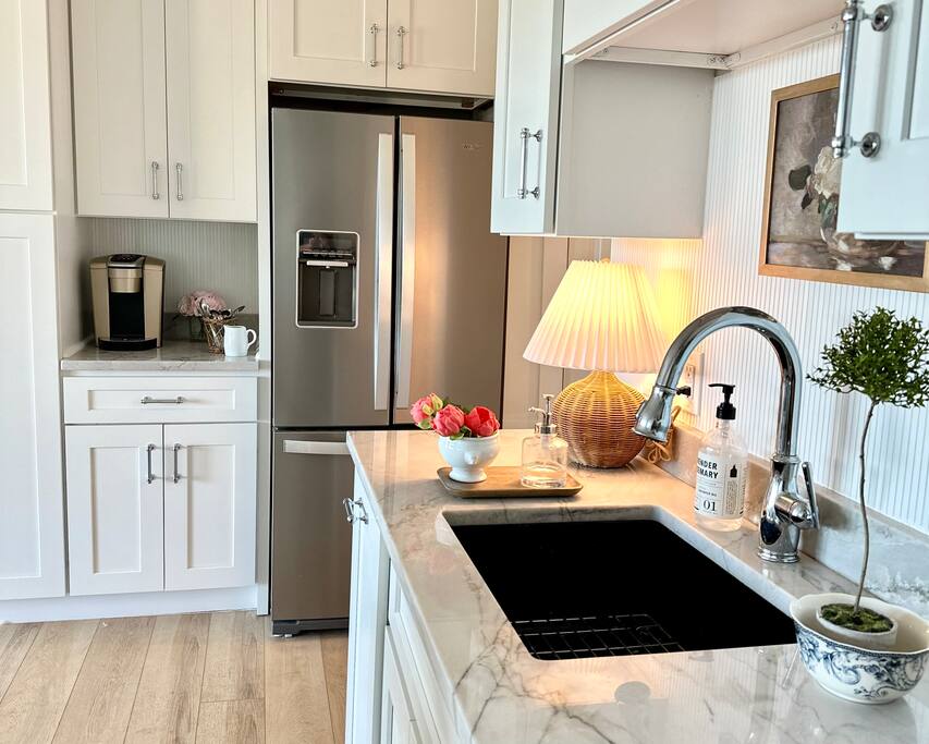 Oceanview w/3-Min Walk Beach| King Bed + Pool Bar