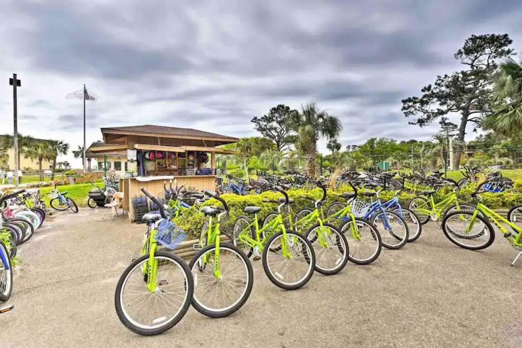 Bicycles are available to rent from the premises of the Hilton head Beach and Tennis Resort. You can even ride your bikes on the beach.