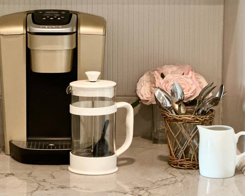 Coffee Bar Deluxe!

Kuerig Gold, Drip Coffee Maker, French Drip & Tea Kettle with Extra-large Coffee Mugs.

We take our Coffee seriously…