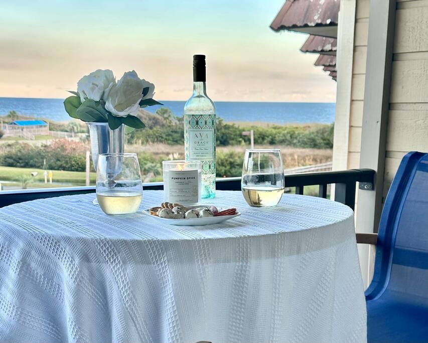 Oceanview w/3-Min Walk Beach| King Bed + Pool Bar